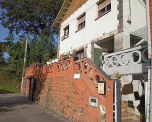 Vista exterior de Casa o xalet en venda en Mieres (Asturias) amb Calefacció, Terrassa i Traster