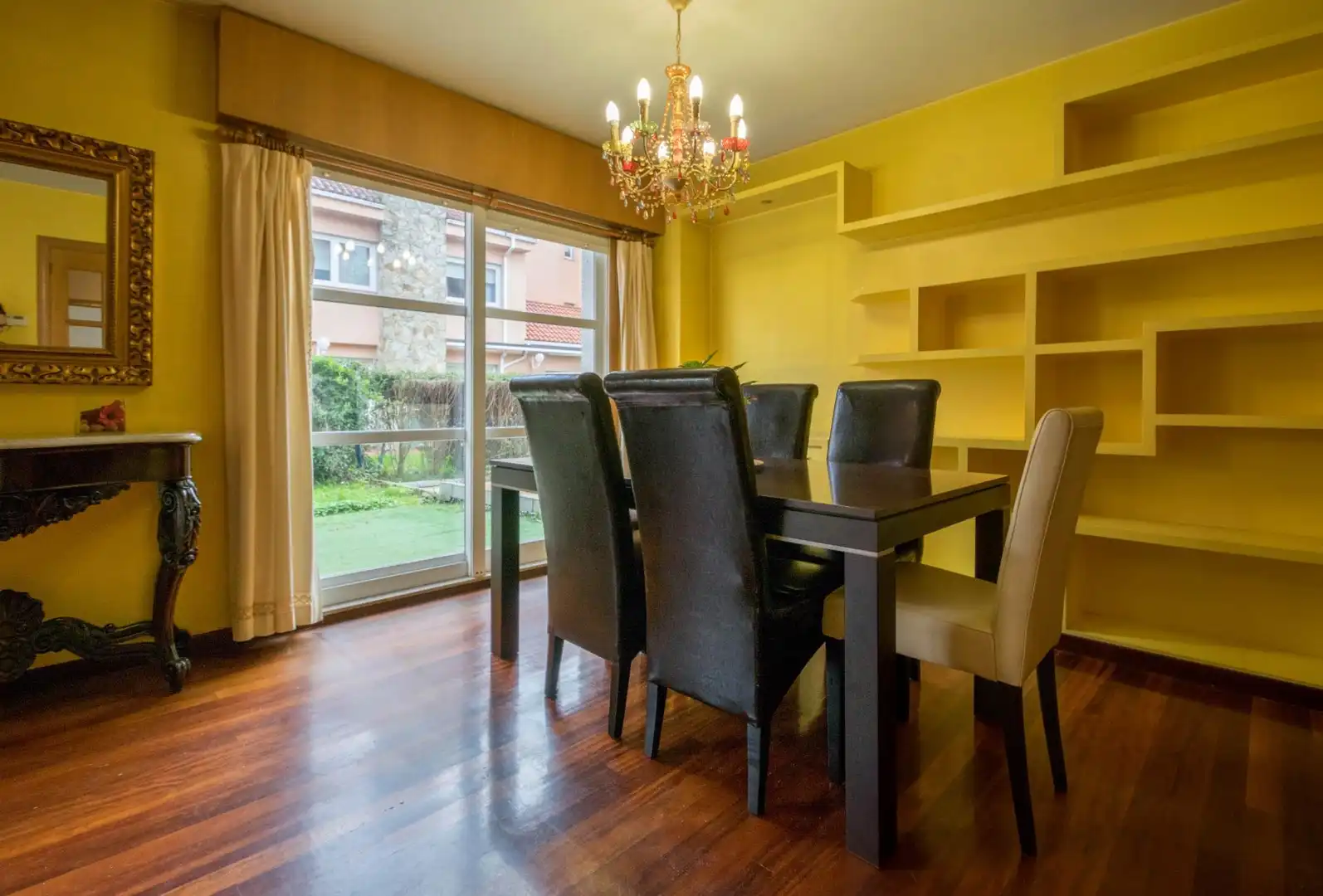 Comedor de Casa adosada en venta en Oleiros con Calefacción, Jardín privado y Parquet