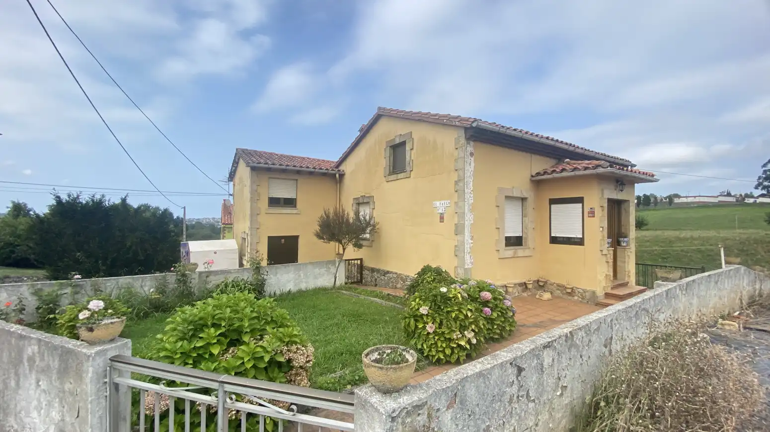 Außenansicht von Haus oder Chalet zum Verkauf in Polanco mit Heizung, Privatgarten und Parkett