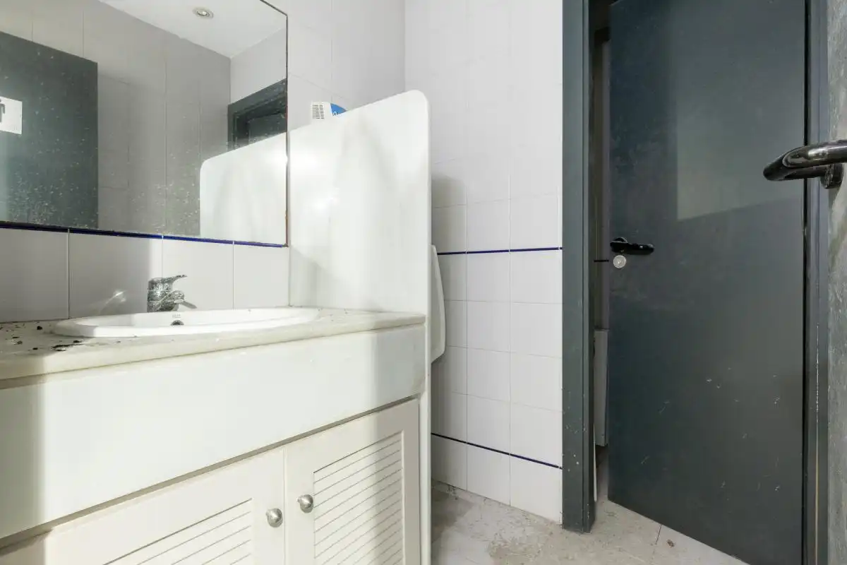 Baño de Local de alquiler en Valencia con Aire acondicionado, Calefacción y Alarma