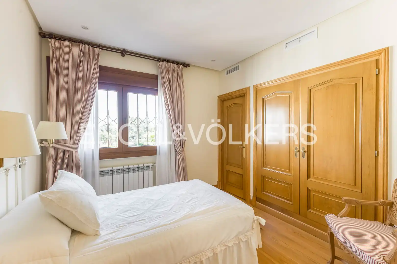 Bedroom of Houses for sale in Madrid  with Air Conditioner, Heating and Private garden