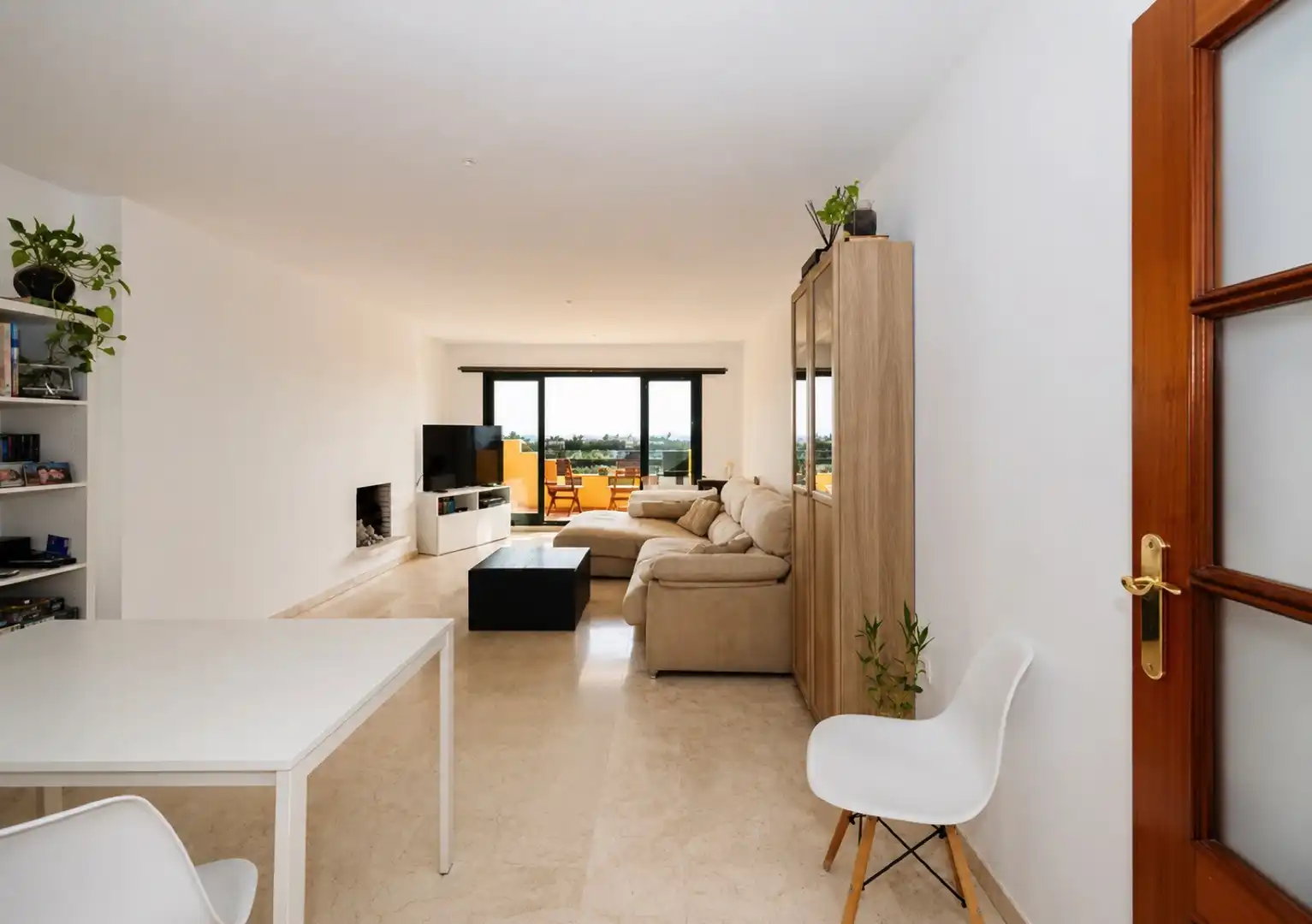 Sala d'estar de Àtic en venda en Estepona amb Aire condicionat, Terrassa i Piscina
