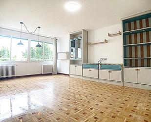 Living room of Flat to rent in  Madrid Capital  with Air Conditioner, Heating and Parquet flooring
