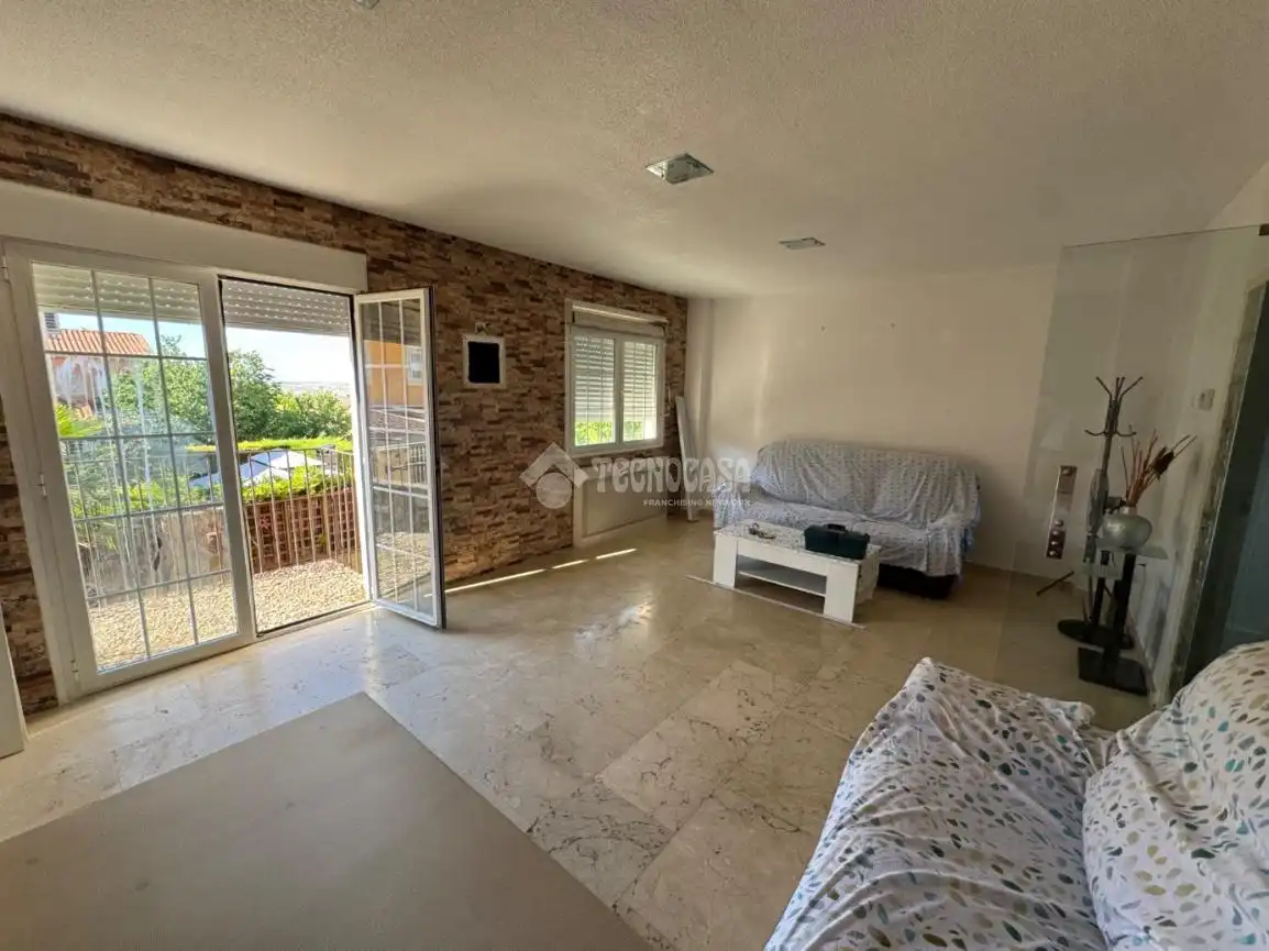Sala de estar de Casa adosada en venta en Ontígola con Calefacción