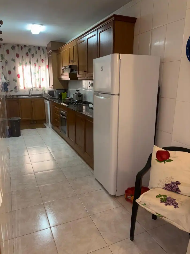 Cuina de Pis de lloguer en Cambrils amb Aire condicionat, Terrassa i Moblat