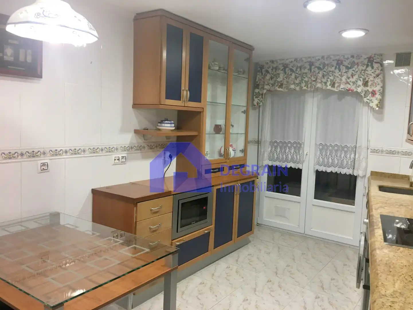 Cocina de Piso de alquiler en Oviedo  con Calefacción y Balcón