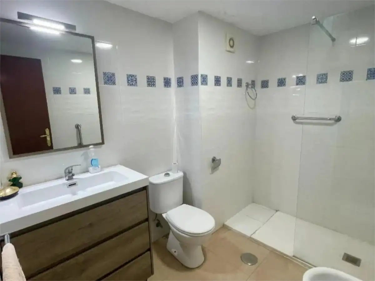 Badezimmer von Wohnung zum Verkauf in Dos Hermanas mit Klimaanlage, Terrasse und Möbliert