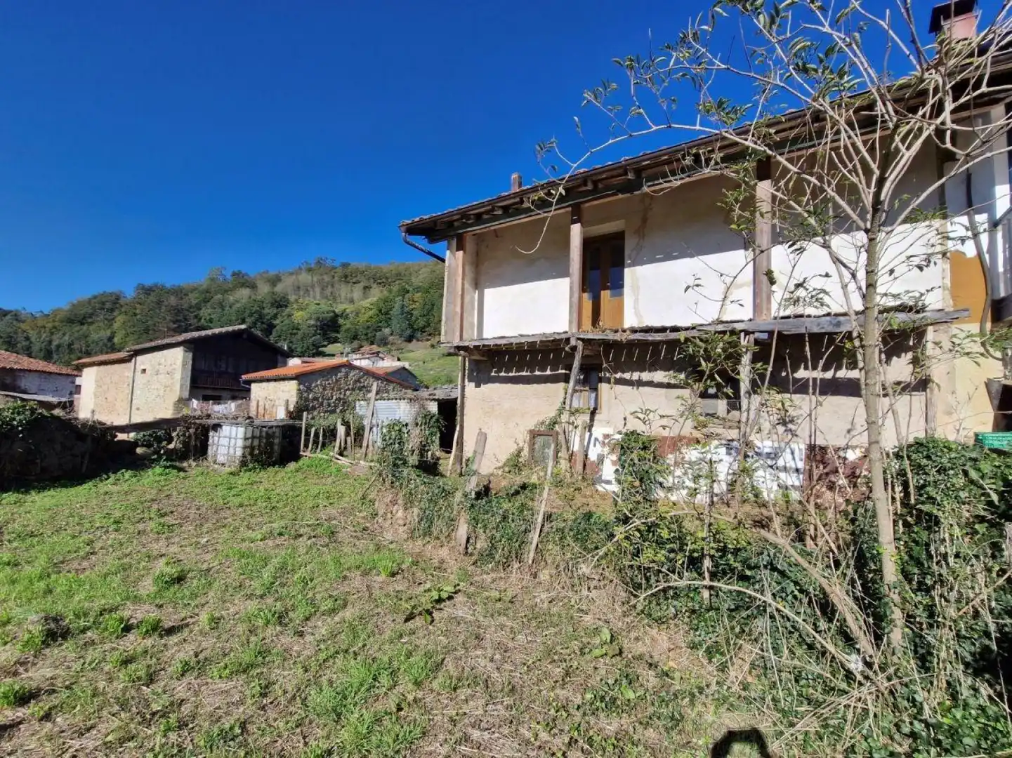 Einfamilien-Reihenhaus zum Verkauf in Arenas de Iguña mit Privatgarten und Balkon