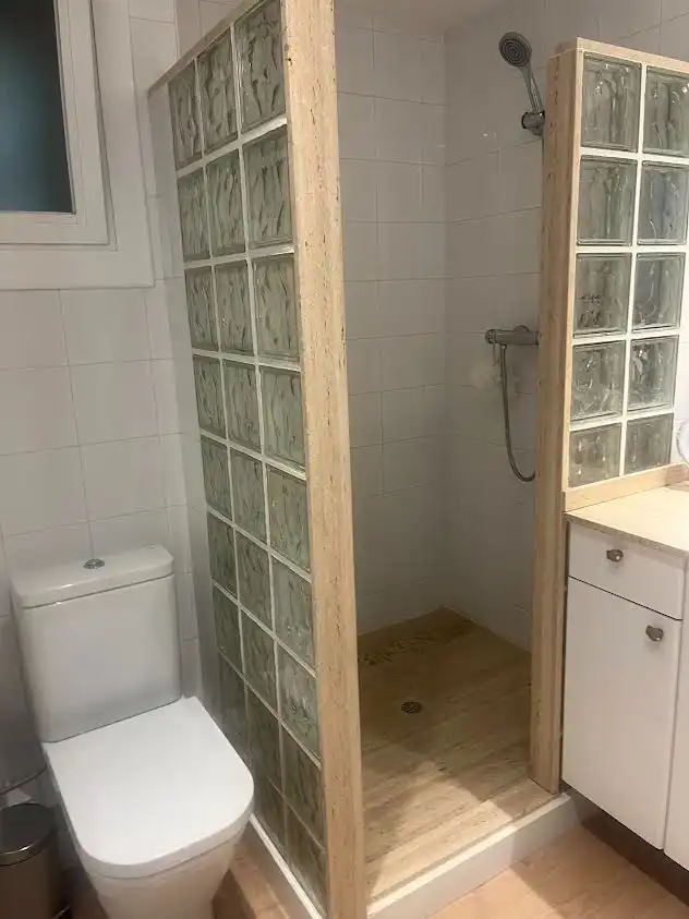 Baño de Apartamento de alquiler en Sitges con Calefacción, Jardín privado y Terraza