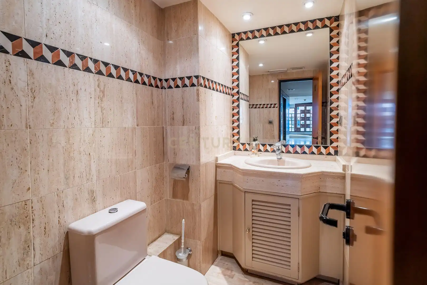Baño de Local en venta en Marbella con Aire acondicionado