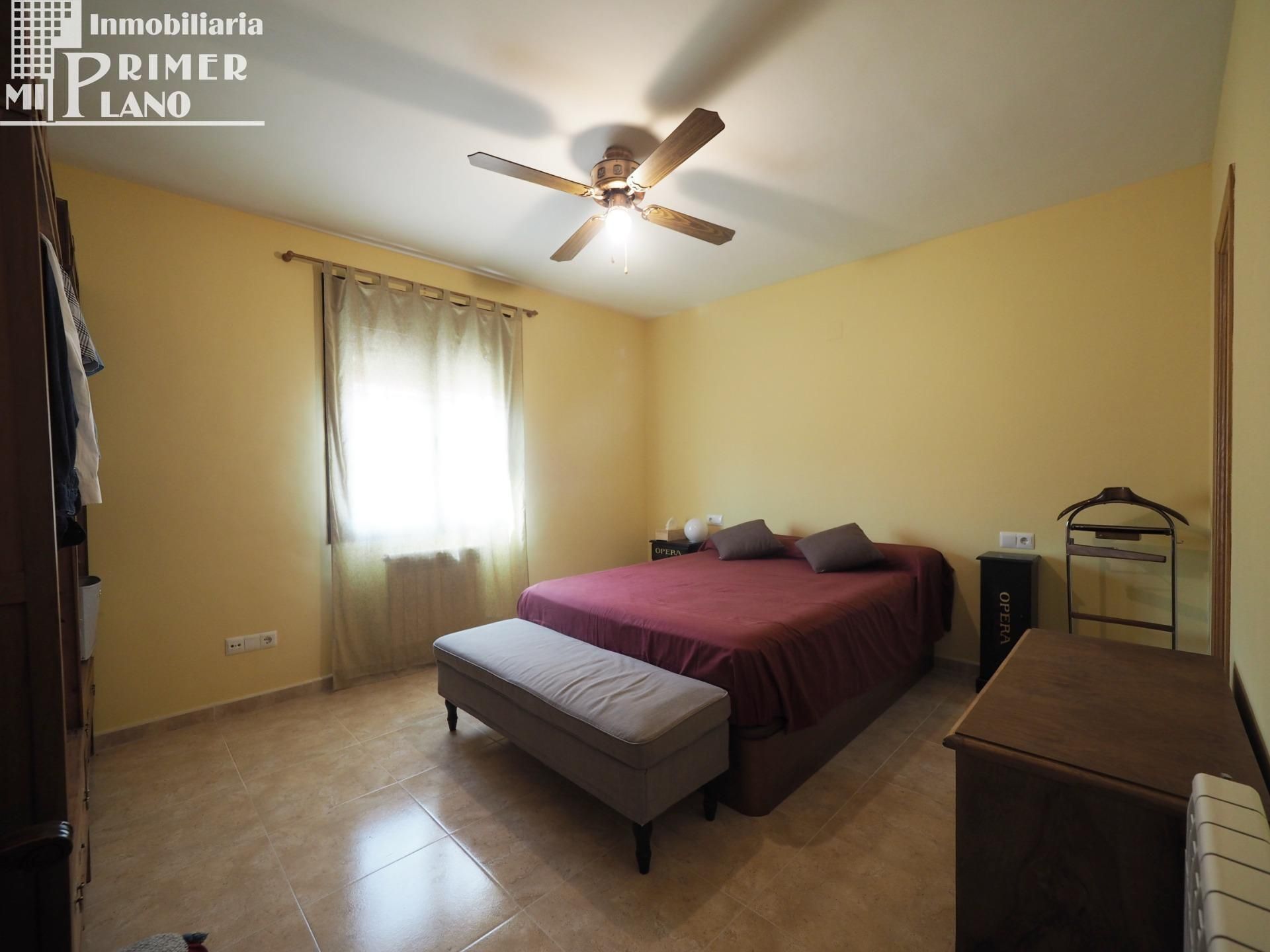 Dormitori de Casa adosada en venda en Argamasilla de Alba amb Calefacció