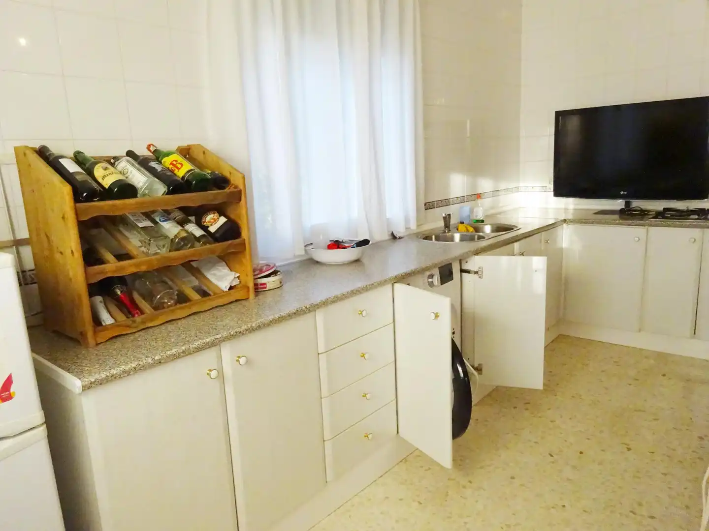 Kitchen of Houses for sale in Sanlúcar la Mayor  with Air Conditioner, Private garden and Storage room