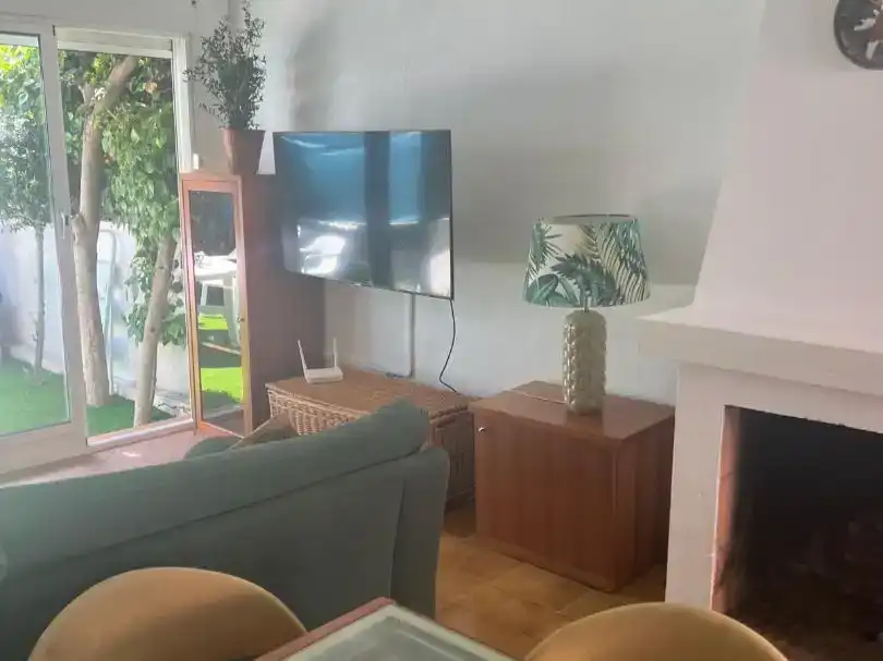 Wohnzimmer von Einfamilien-Reihenhaus zur Miete in Benidorm mit Klimaanlage, Privatgarten und Schwimmbad