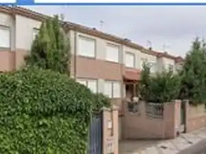 Außenansicht von Einfamilien-Reihenhaus zum Verkauf in Santovenia de Pisuerga mit Terrasse, Abstellraum und Balkon