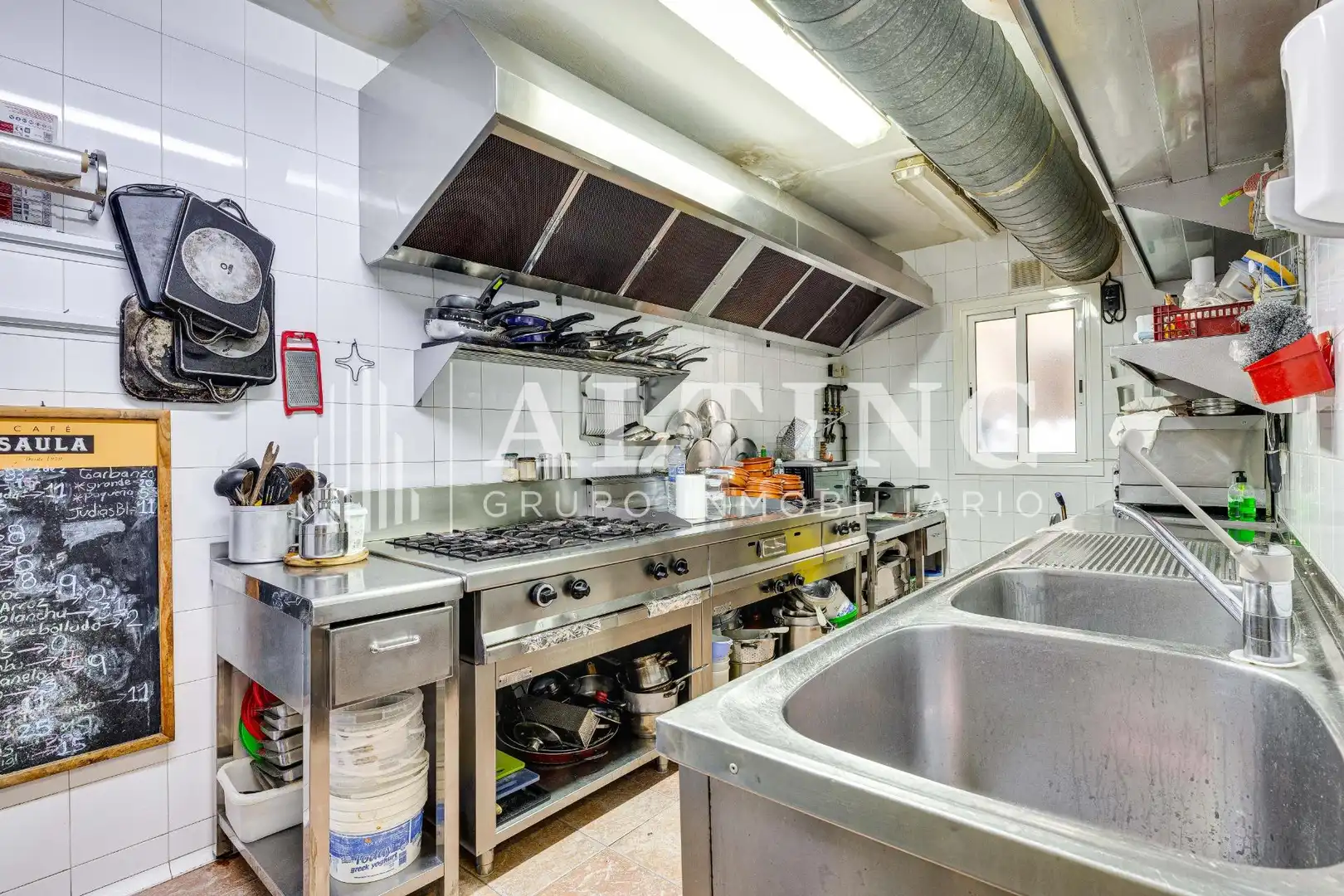 Cuina de Local en venda en Barcelona amb Aire condicionat i Moblat