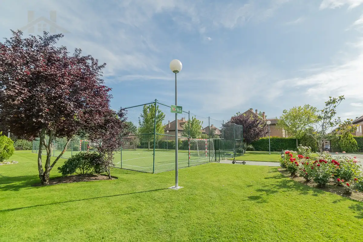 Jardín de Casa adosada en venta en Majadahonda con Aire acondicionado, Calefacción y Jardín privado