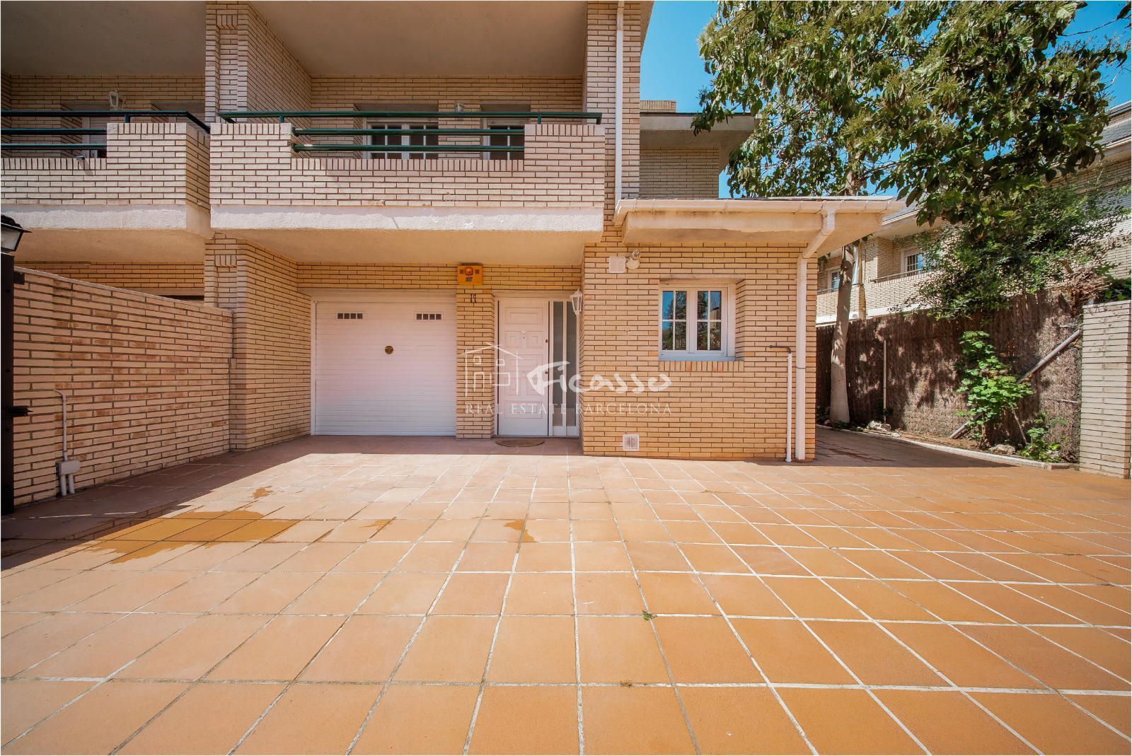 Vista exterior de Casa o xalet en venda en Cerdanyola del Vallès amb Calefacció, Jardí privat i Parquet