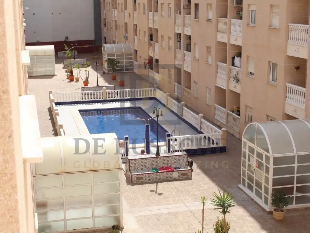 Piscina de Piso de alquiler en Torrevieja con Piscina, Amueblado y Lavadora