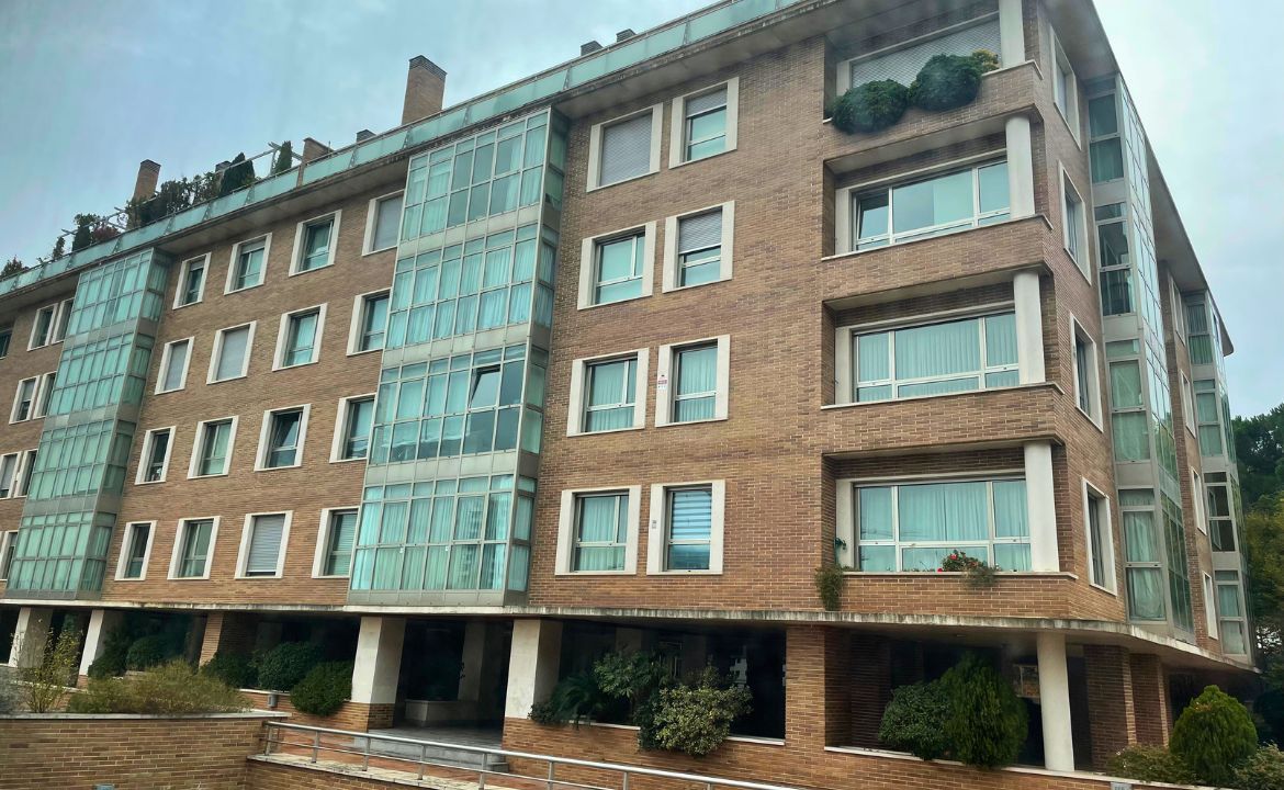 Vista exterior de Pis en venda en  Madrid Capital amb Traster i Piscina comunitària