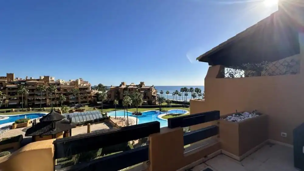 Vista exterior de Apartament de lloguer en Estepona amb Aire condicionat, Terrassa i Piscina