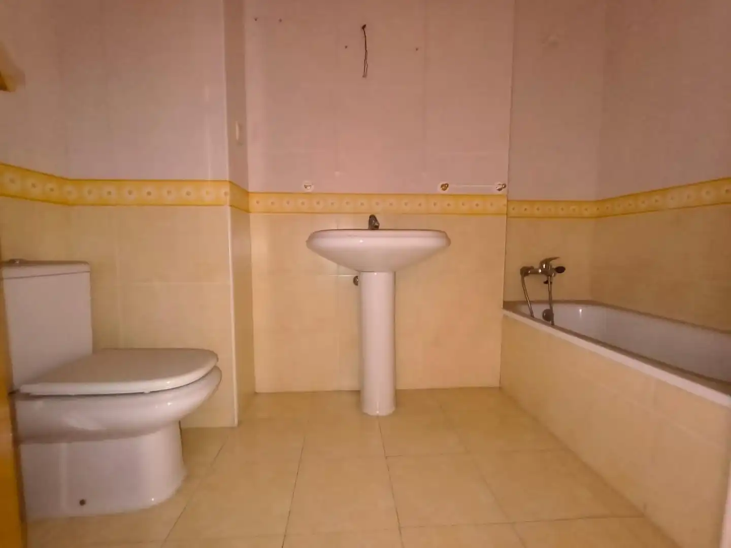 Bathroom of Flat for sale in Valdemoro  with Private garden, Terrace and Storage room