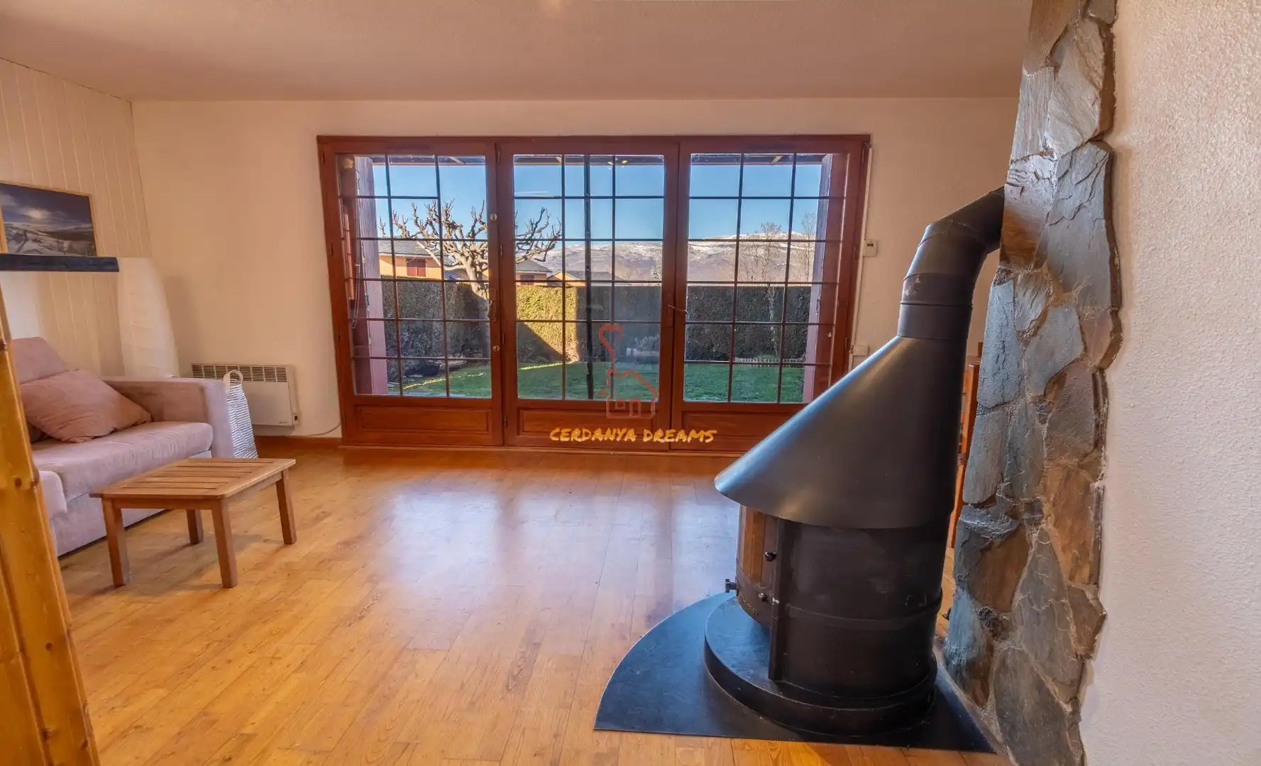 Sala de estar de Apartamento de alquiler en Sainte - Léocadie con Calefacción, Jardín privado y Parquet