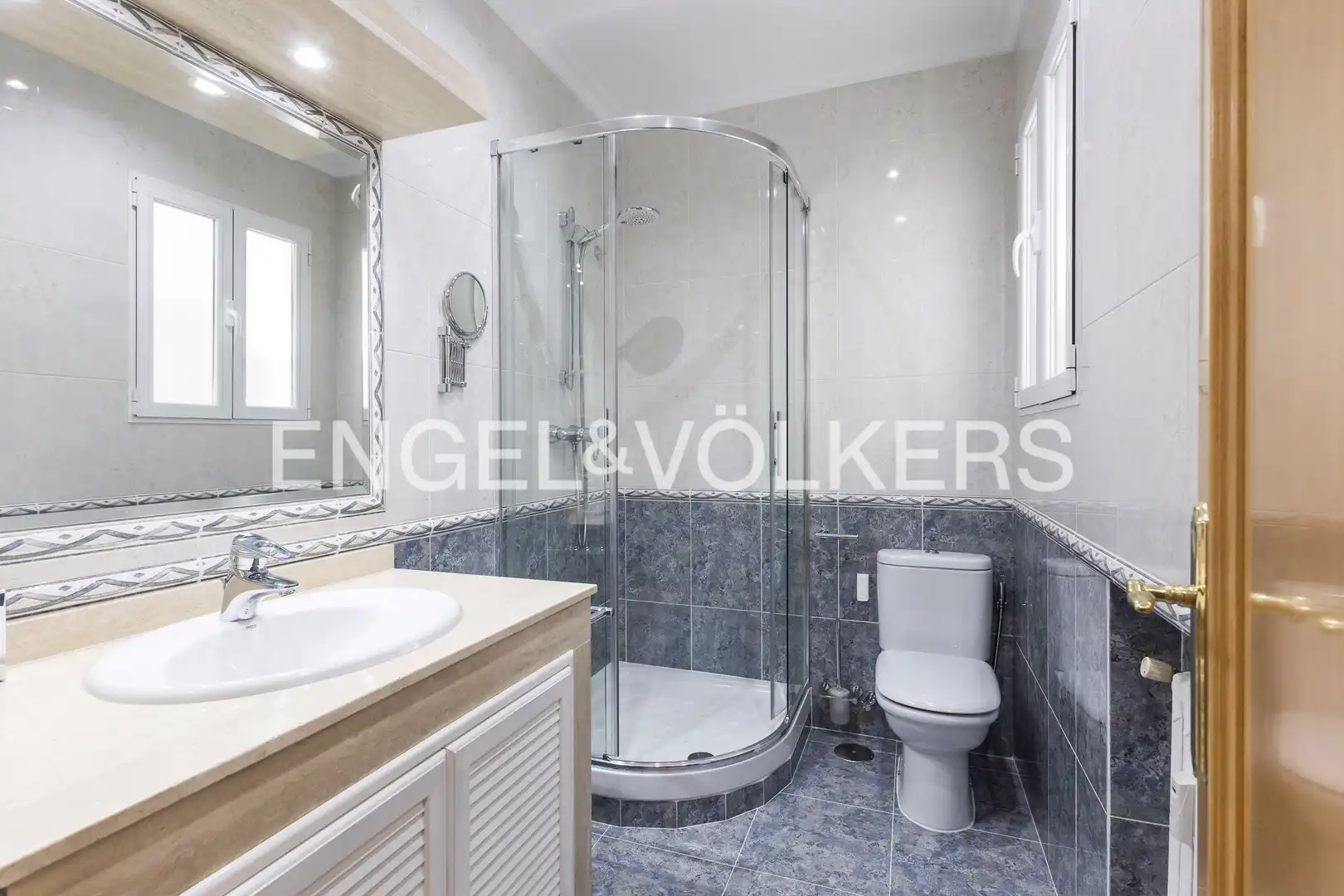 Bathroom of Flat for sale in Madrid  with Air Conditioner, Heating and Parquet flooring