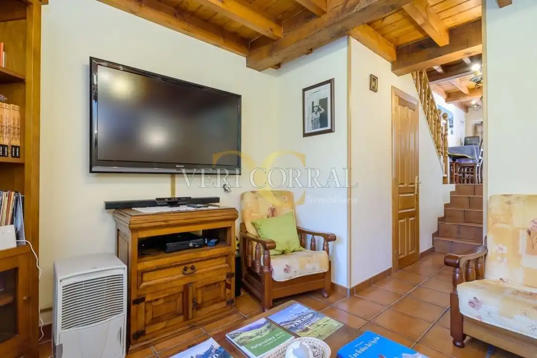 Sala d'estar de Casa adosada en venda en Peñamellera Alta amb Calefacció