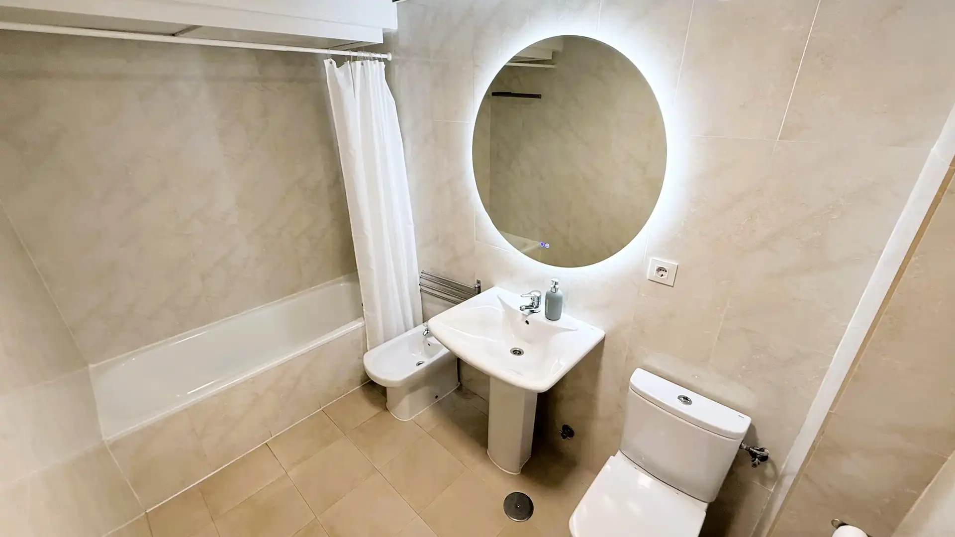 Bathroom of Flat for sale in Marbella  with Air Conditioner and Terrace