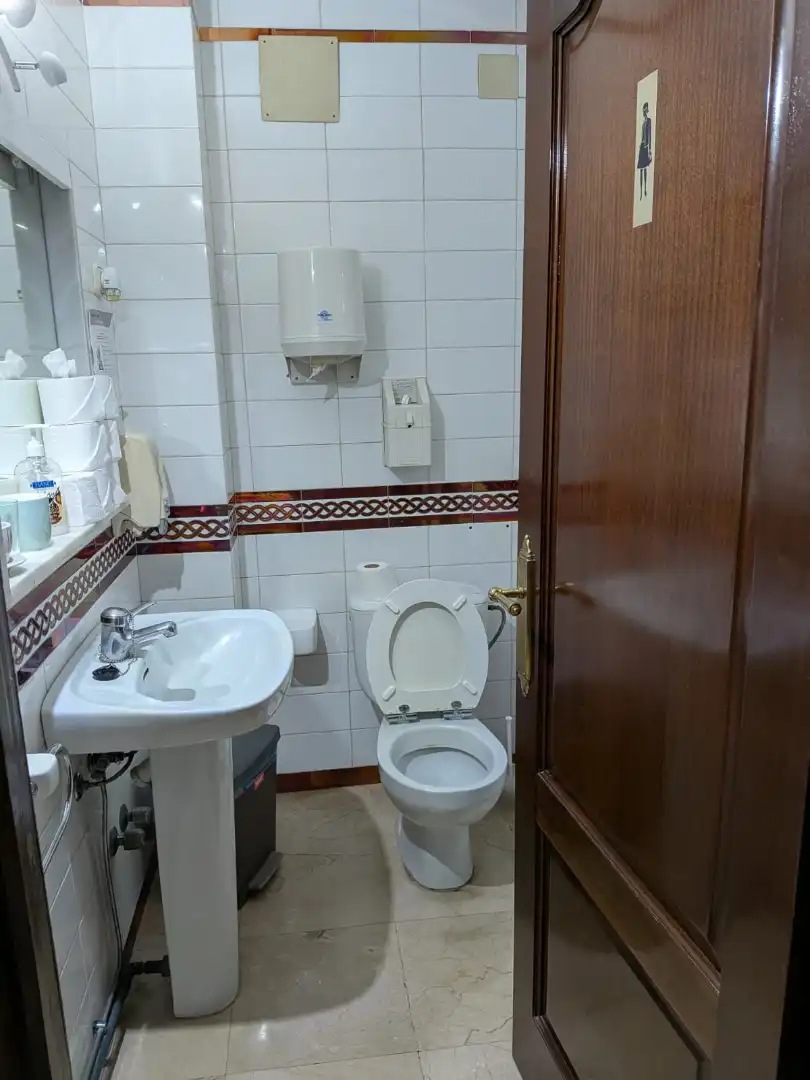 Badezimmer von Gebäude zur Miete in Sevilla