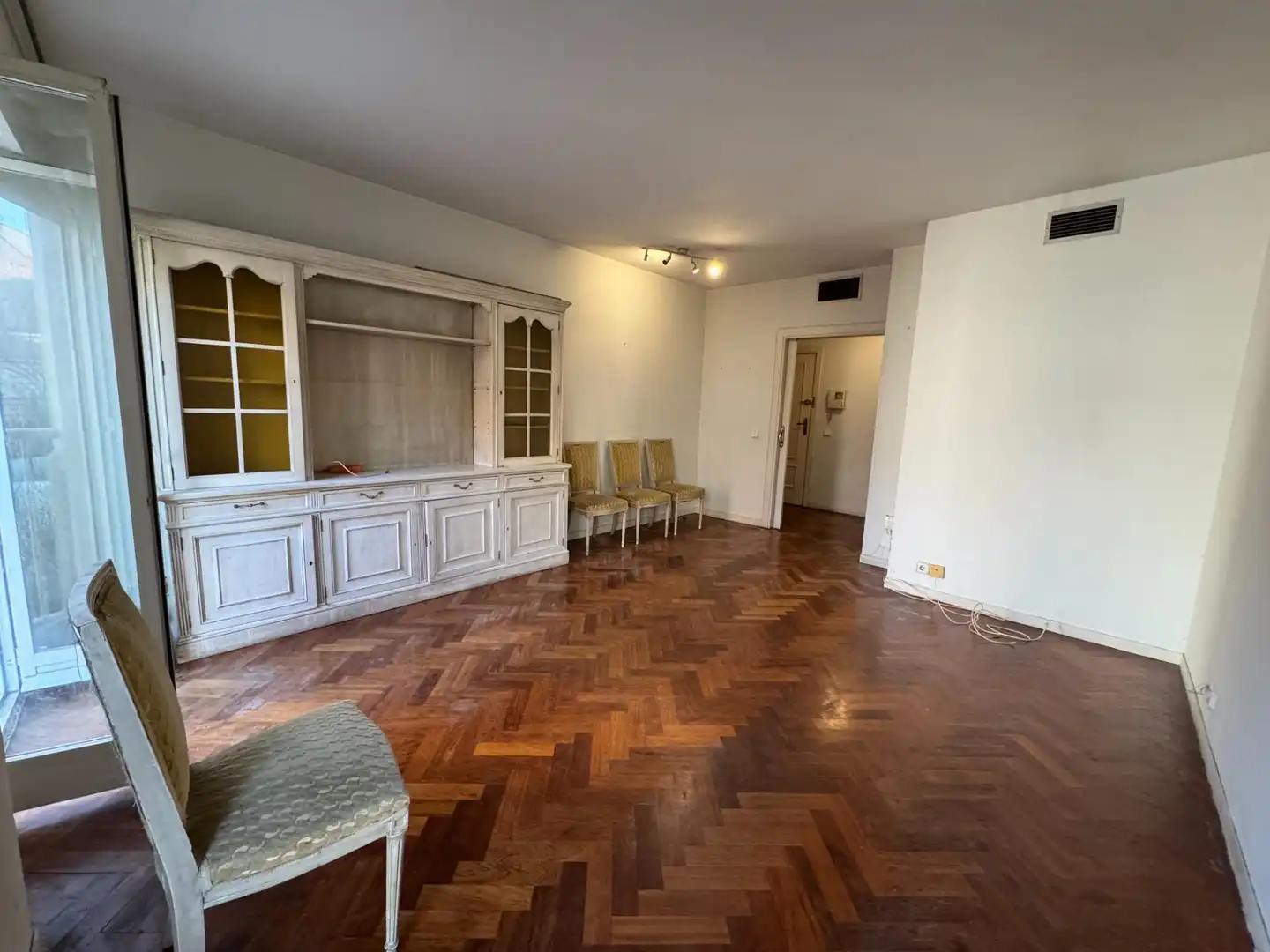 Living room of Flat for sale in Madrid  with Air Conditioner, Private garden and Parquet flooring