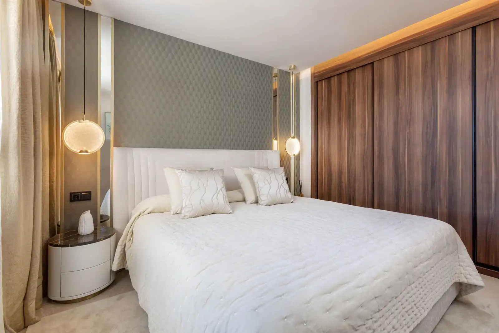 Schlafzimmer von Dachboden zum Verkauf in Marbella mit Abstellraum, Möbliert und Gemeinschaftspool