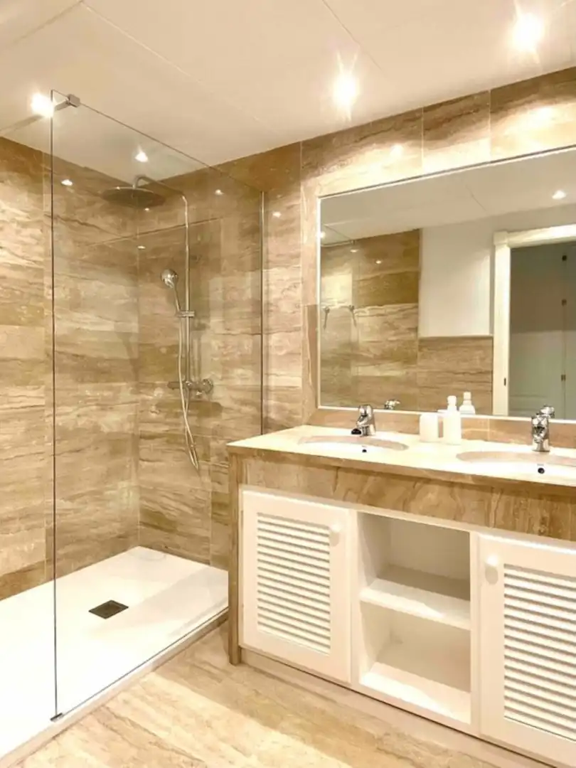 Bany de Apartament de lloguer en Estepona amb Aire condicionat, Moblat i Balcó