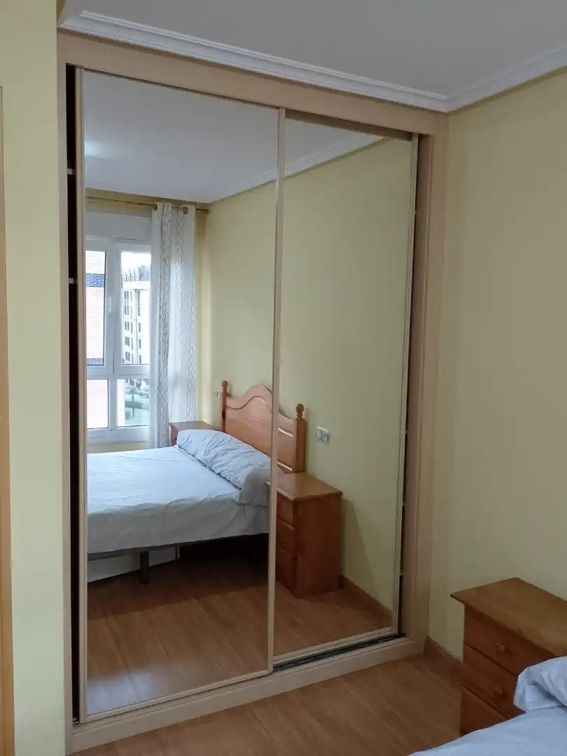 Schlafzimmer von Wohnungen zur Miete in Oviedo  mit Heizung, Parkett und Möbliert