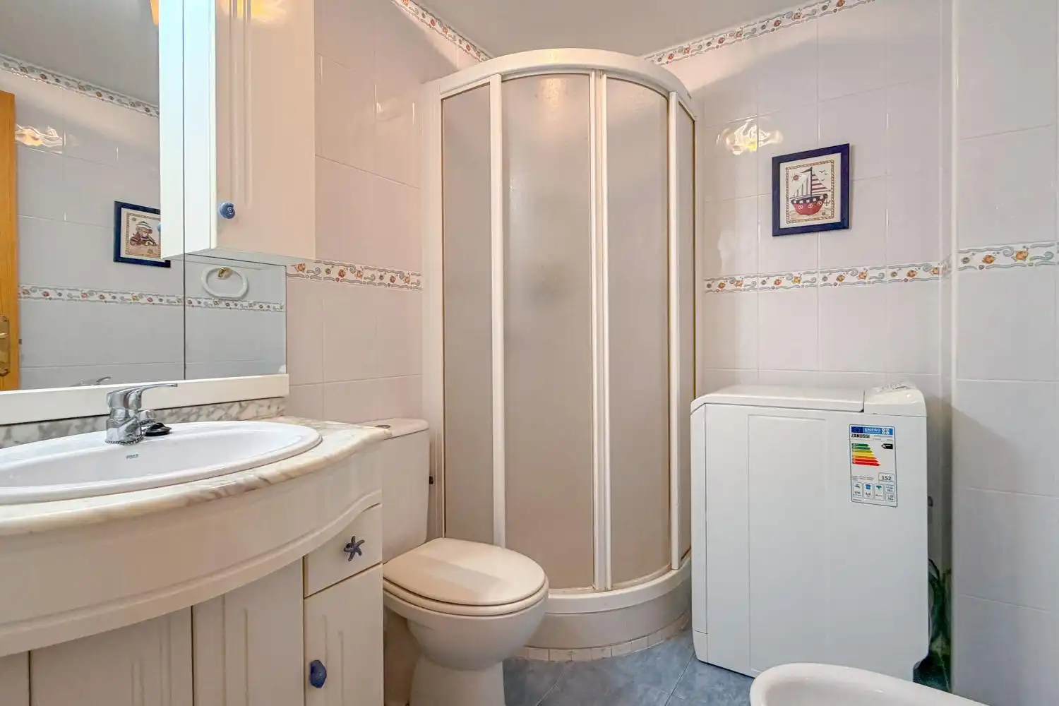 Bathroom of Flat for sale in Entremares