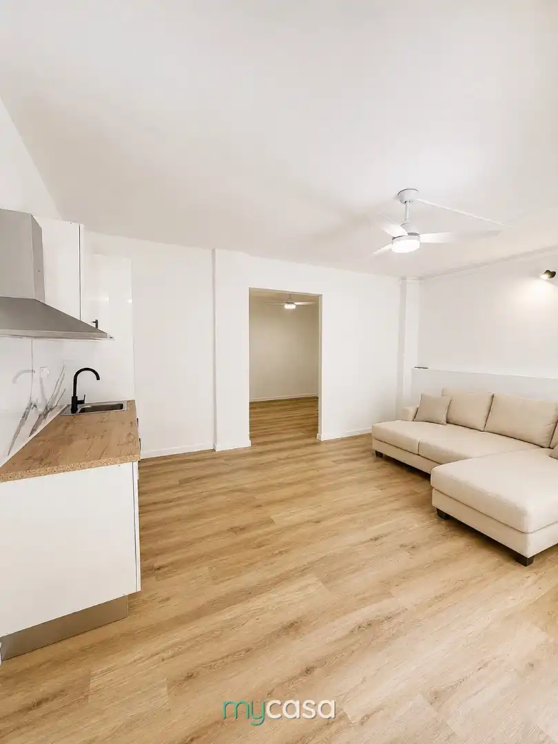 Sala d'estar de Estudi en venda en Barberà del Vallès amb Parquet, Moblat i Forn