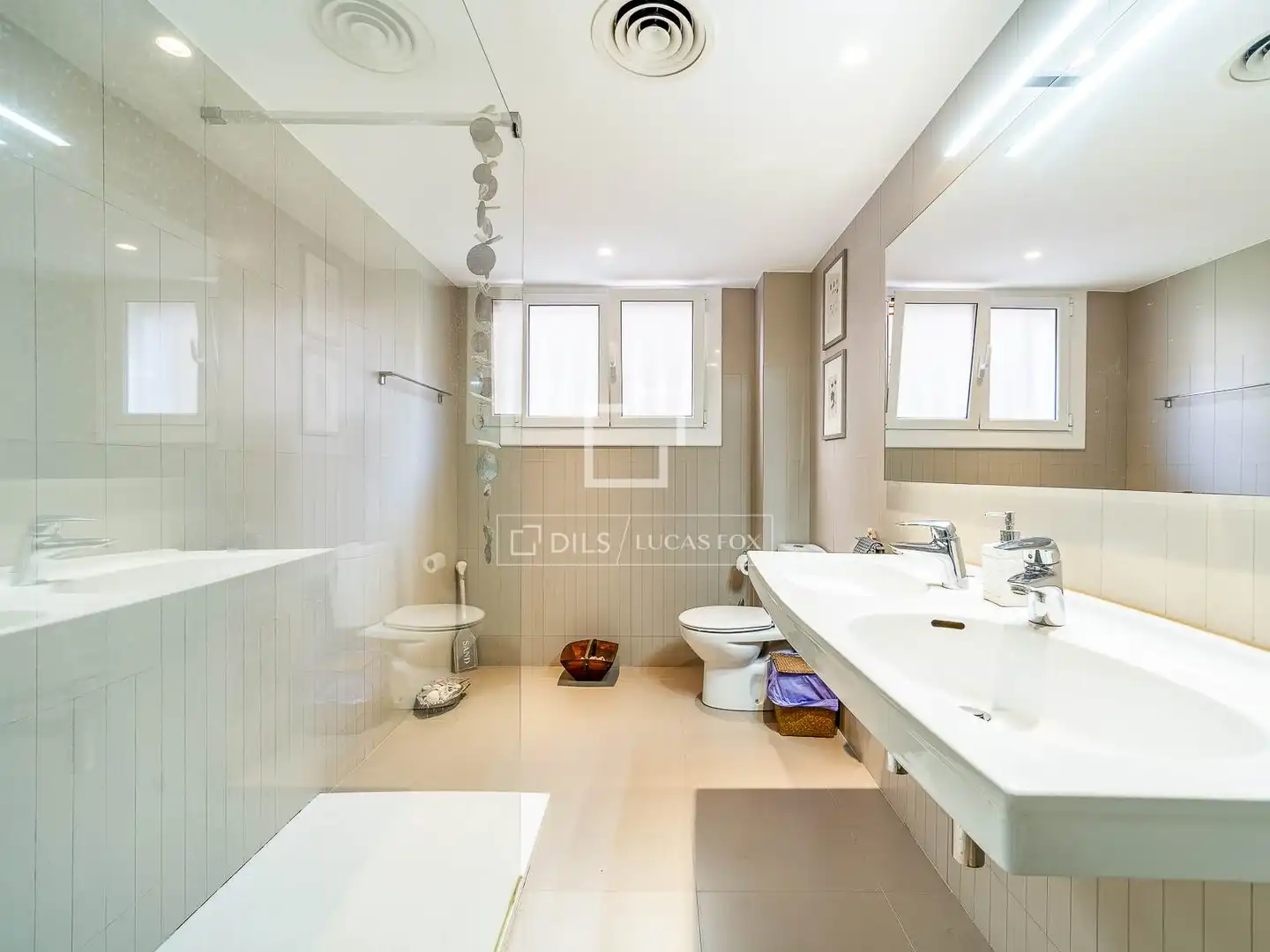 Badezimmer von Wohnung zum Verkauf in Barcelona mit Klimaanlage, Heizung und Terrasse
