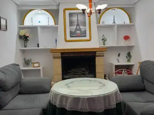 Sala d'estar de Casa adosada en venda en Segura de la Sierra amb Aire condicionat, Traster i Moblat