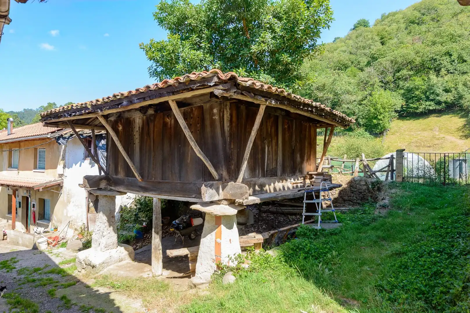 Vista exterior de Casa adosada en venda en Mieres (Asturias) amb Jardí privat, Terrassa i Moblat