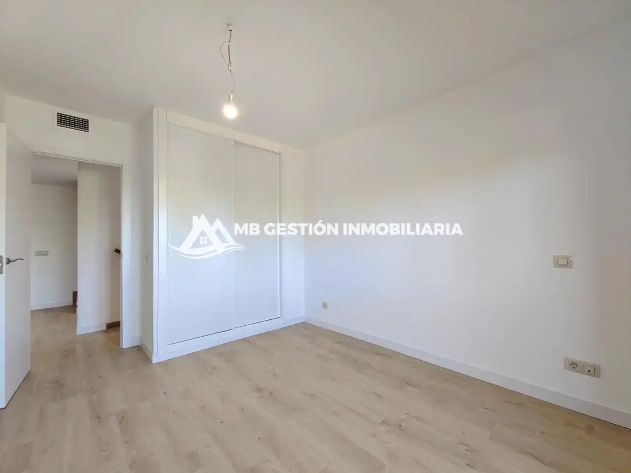 Habitación de Casa adosada en venta en Fuenlabrada con Aire acondicionado, Calefacción y Jardín privado