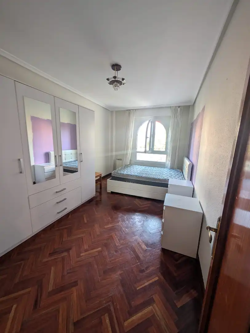 Schlafzimmer von Wohnung zur Miete in Santander mit Möbliert