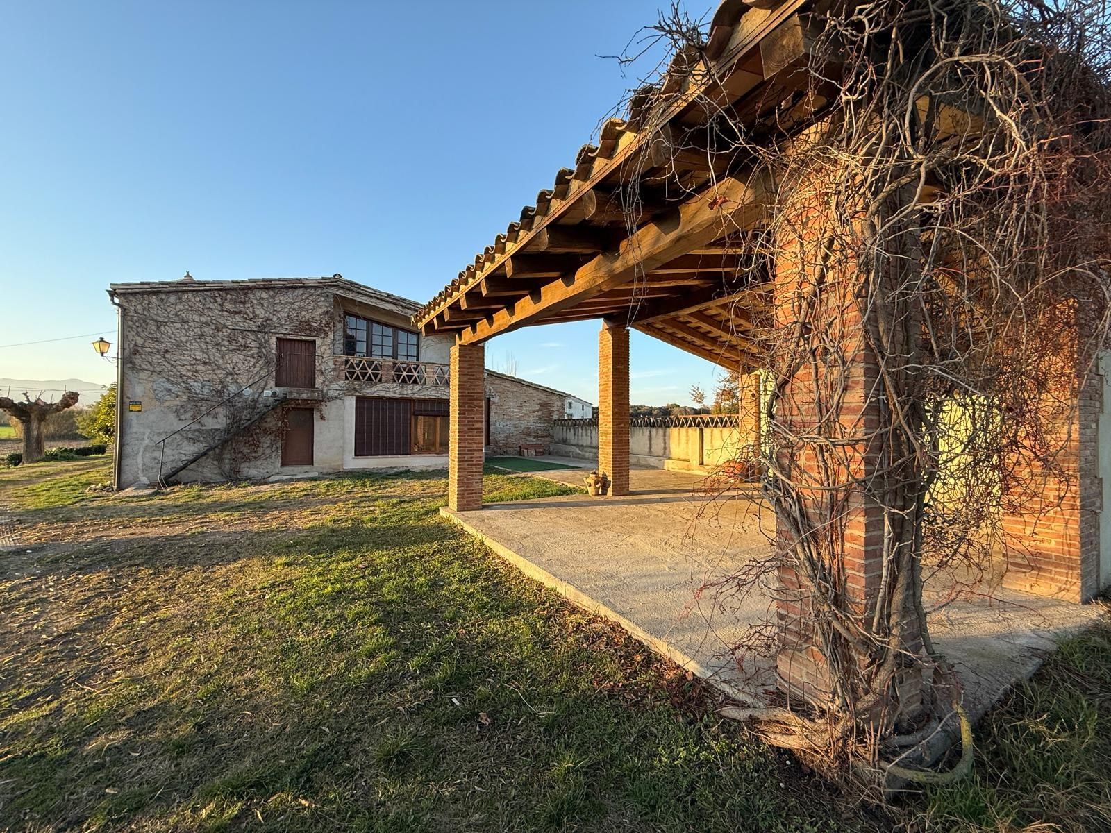 Vista exterior de Casa o xalet de lloguer en Vilobí d'Onyar amb Calefacció, Terrassa i Traster