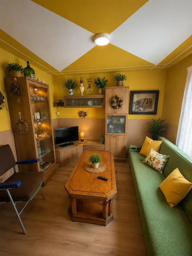 Sala d'estar de Casa o xalet en venda en Mieres (Asturias) amb Terrassa, Piscina i Moblat