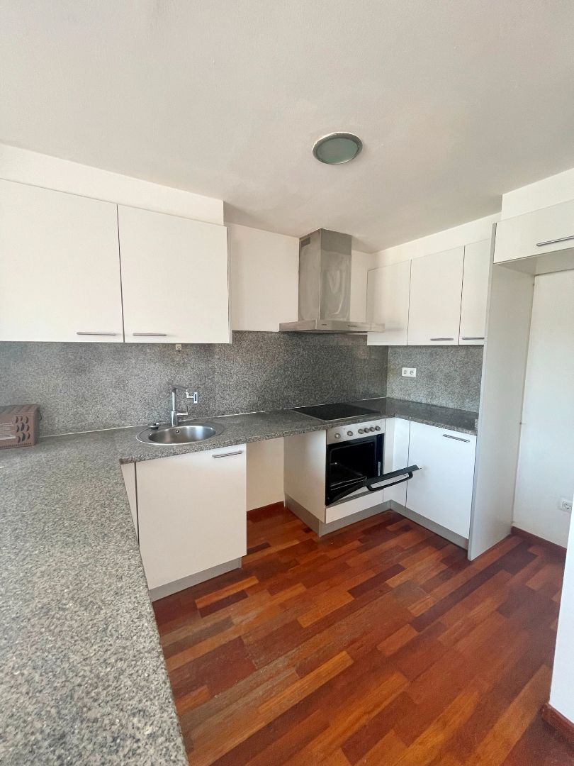 Cuina de Pis en venda en Girona Capital amb Calefacció, Parquet i Forn