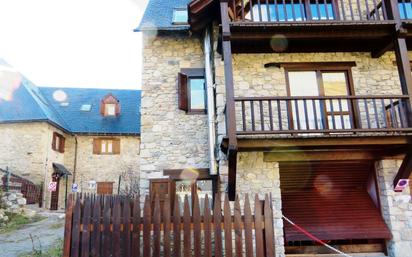 Exterior view of Single-family semi-detached for sale in Naut Aran