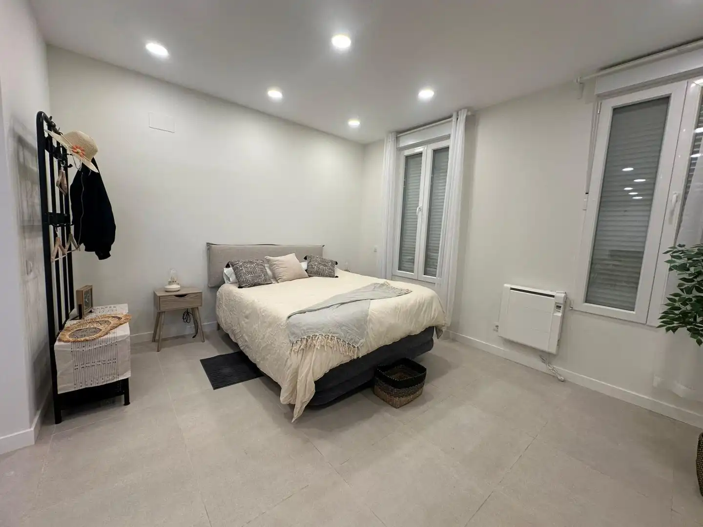 Dormitori de Apartament en venda en Madrid amb Aire condicionat, Calefacció i Moblat