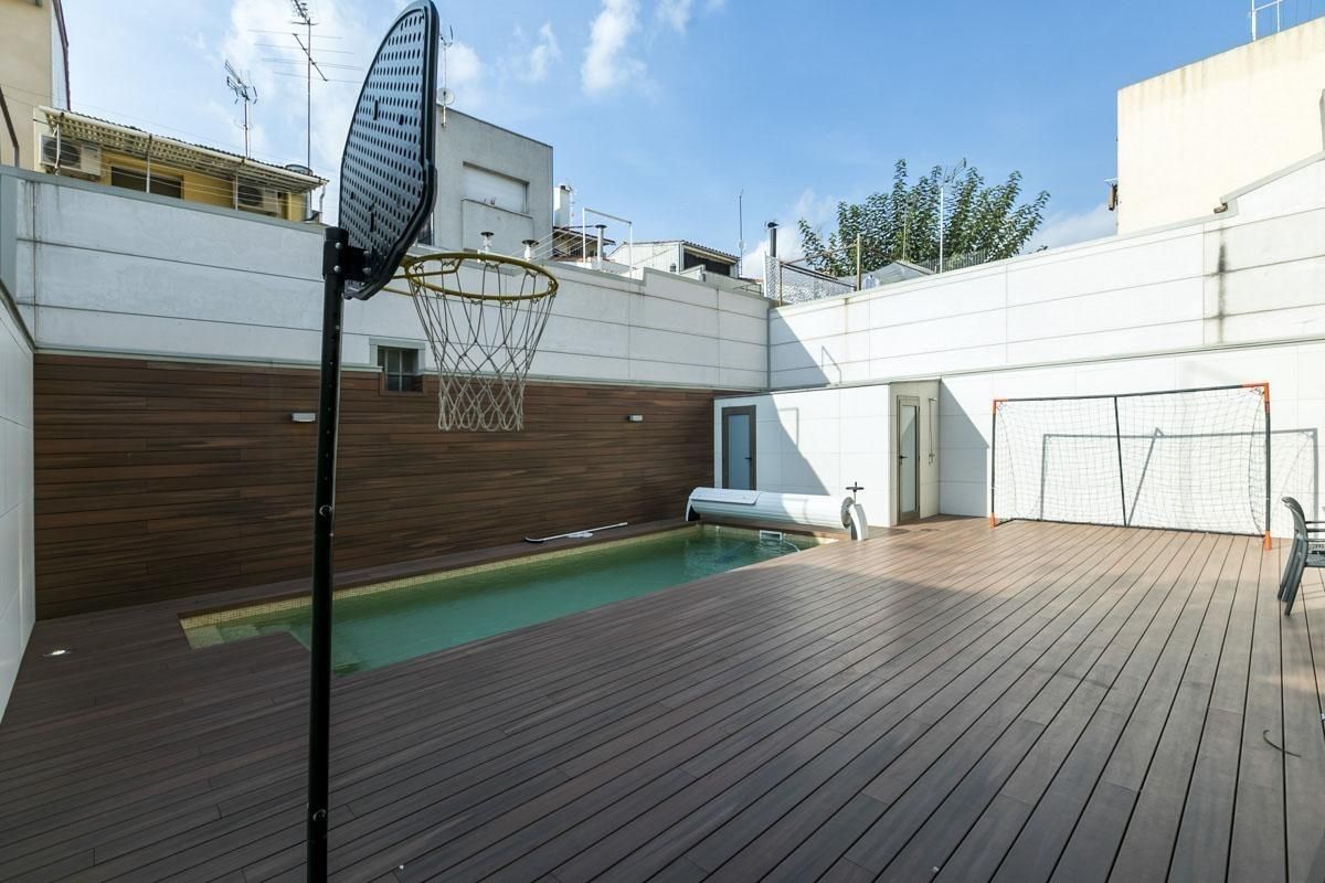 Piscina de Casa adosada en venda en Sabadell amb Aire condicionat, Calefacció i Jardí privat
