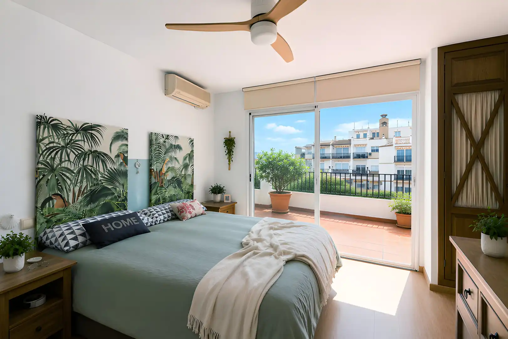 Dormitori de Casa adosada en venda en Estepona amb Aire condicionat, Jardí privat i Terrassa