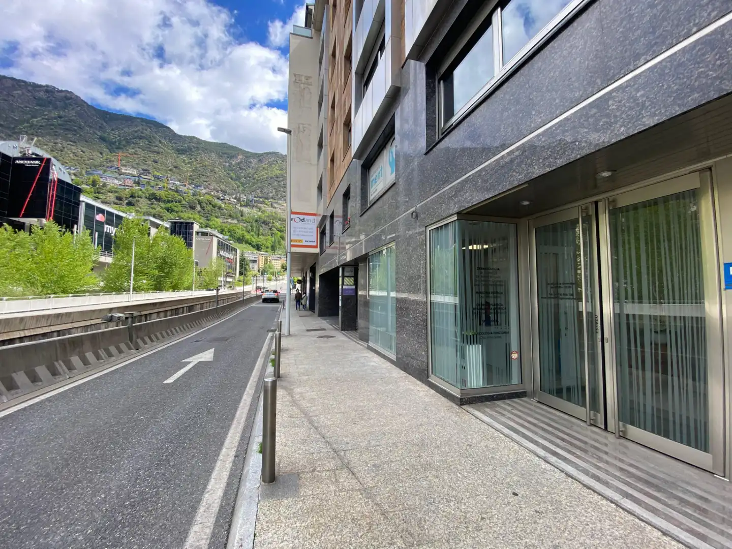 Locale commerciale in affitto a Les Escaldes