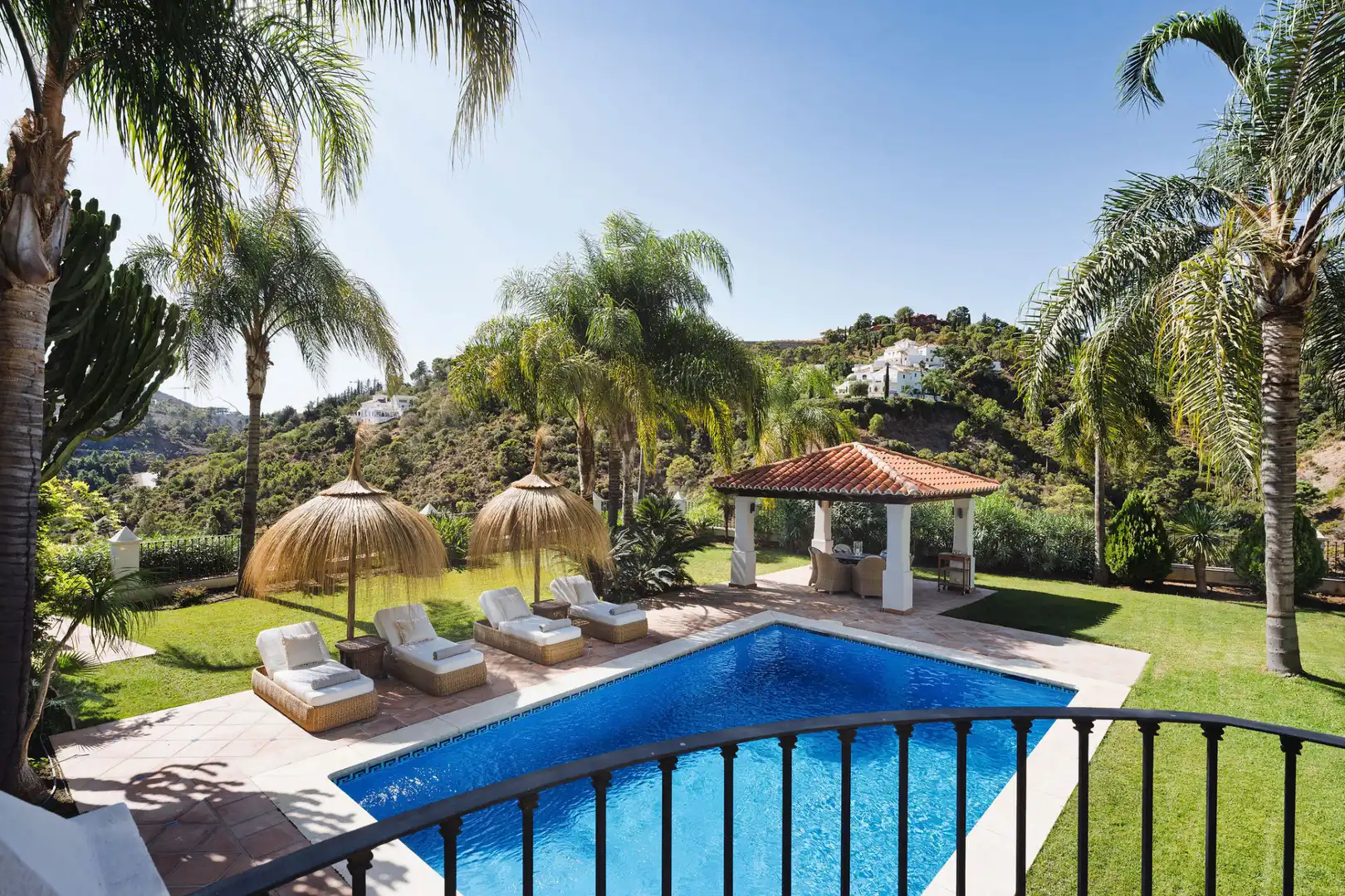 Swimming pool of Houses for sale in Benahavís  with Air Conditioner, Private garden and Swimming Pool